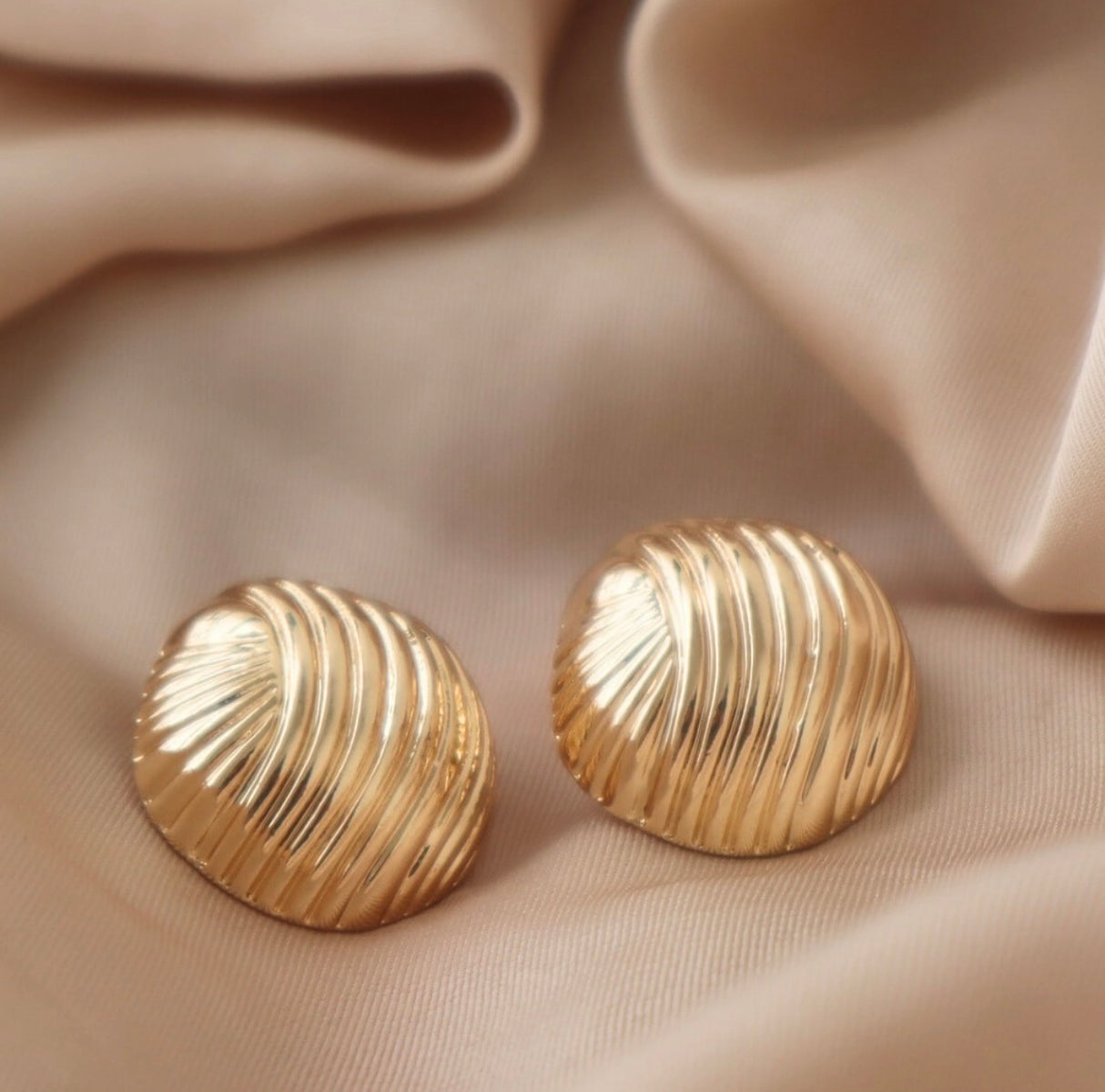 Wave Shell Gold Earrings