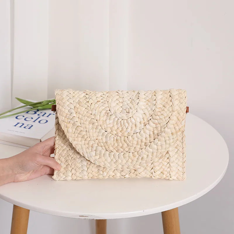 Sally Magnetic Straw Clutch