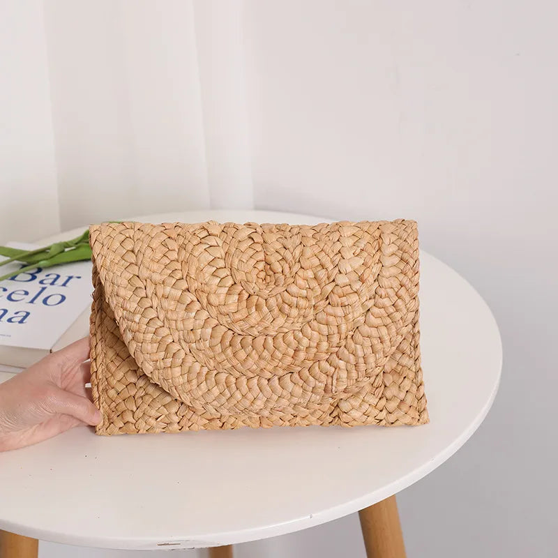 Sally Magnetic Straw Clutch